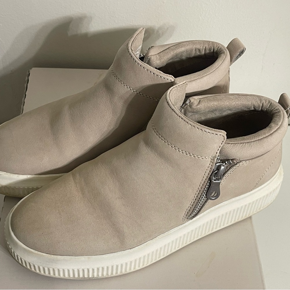 Cooper Key Women’s Casual Beige Leather‎ High-Top Sneakers Size 7